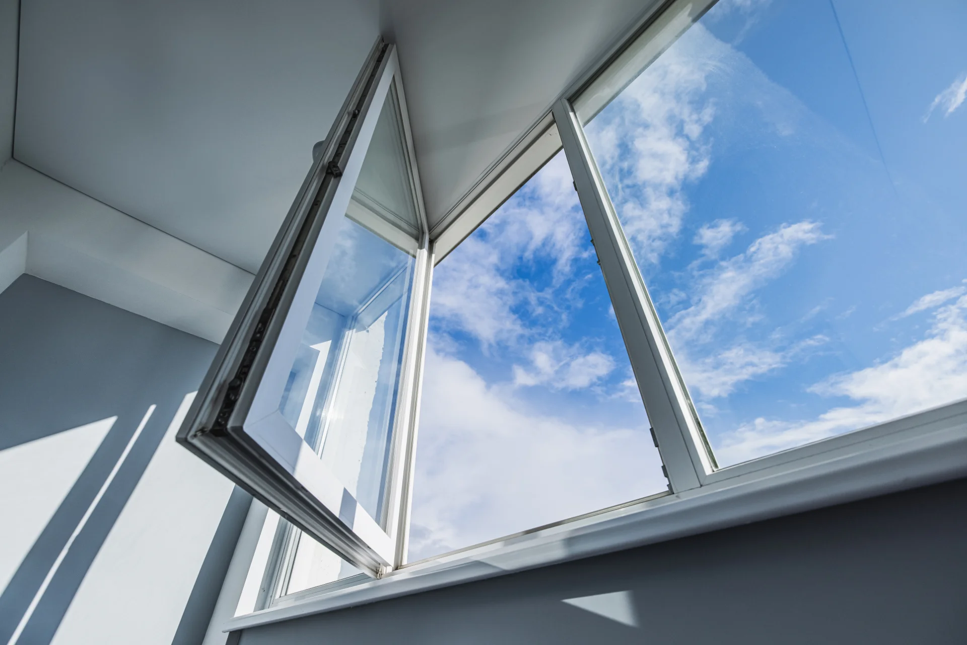 VLX 80 Casement Window in Boca Raton, FL | TruePane Windows & Doors - detail 1